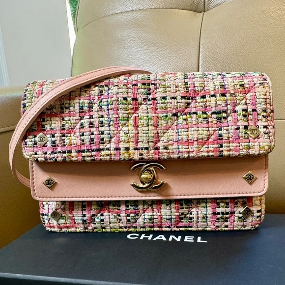 sold x Chanel Tweed & Pink Lambskin Classic Flap Bag - Picture 3 of 16